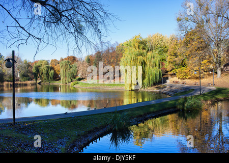 Le décor de l'automne de pittoresque parc Moczydlo à Varsovie, Pologne. Banque D'Images