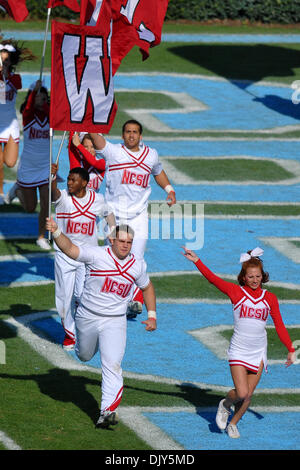 20 novembre 2010 - Chapel Hill, North Carolina, United States of America - North Carolina State Wolfpack cheerleaders célébrer dans la zone des buts après un touché. Etat de Caroline du Nord après la défaite de la moitié de la Caroline du Nord 29-25 dans le match au stade de Kenan à Chapel Hill en Caroline du Nord. (Crédit Image : © Anthony Barham/global/ZUMAPRESS.com) Southcreek Banque D'Images