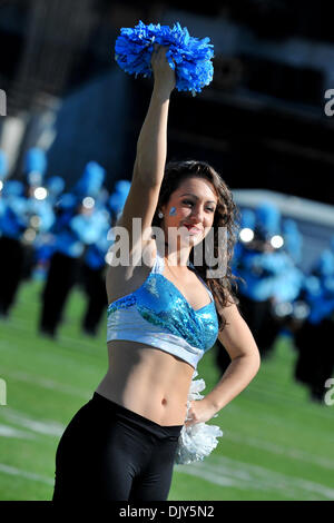 20 novembre 2010 - Chapel Hill, North Carolina, United States of America - North Carolina Tar Heels dancer préformes avant le match.Etat de Caroline du Nord après la défaite de la moitié de la Caroline du Nord 29-25 dans le match au stade de Kenan à Chapel Hill en Caroline du Nord. (Crédit Image : © Anthony Barham/global/ZUMAPRESS.com) Southcreek Banque D'Images