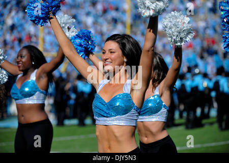 20 novembre 2010 - Chapel Hill, North Carolina, United States of America - North Carolina Tar Heels dancer préformes avant le match.Etat de Caroline du Nord après la défaite de la moitié de la Caroline du Nord 29-25 dans le match au stade de Kenan à Chapel Hill en Caroline du Nord. (Crédit Image : © Anthony Barham/global/ZUMAPRESS.com) Southcreek Banque D'Images