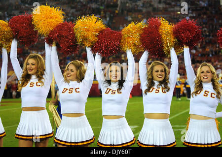 LA, Californie, USA. 30Th Nov 2013. Cheerleaders de l'USC Trojans en action au cours d'une perte 35-14 à l'UCLA Bruins crosstown rival au Los Angeles Coliseum Crédit : Cal Sport Media/Alamy Live News Banque D'Images