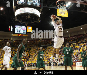 20 novembre 2010 - Tempe, Arizona, États-Unis d'Amérique - ASU Sophmore Lockett Trent (24) est intact alors qu'il fait une énorme slam dunk au 4ème trimestre. (Crédit Image : © Bruce Yeung/ZUMAPRESS.com) Southcreek/mondial Banque D'Images