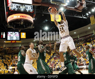 20 novembre 2010 - Tempe, Arizona, États-Unis d'Amérique - ASU Sophmore Lockett Trent (24) est intact alors qu'il fait une énorme slam dunk au 4ème trimestre. (Crédit Image : © Bruce Yeung/ZUMAPRESS.com) Southcreek/mondial Banque D'Images