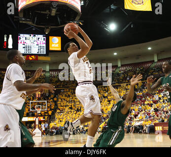 20 novembre 2010 - Tempe, Arizona, États-Unis d'Amérique - ASU Sophmore Lockett Trent (24) s'arrête pour un panier tout en évitant une offensive foul. (Crédit Image : © Bruce Yeung/ZUMAPRESS.com) Southcreek/mondial Banque D'Images