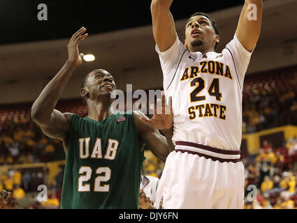 20 novembre 2010 - Tempe, Arizona, États-Unis d'Amérique - ASU Sophmore Lockett Trent (24) va jusqu'à un fort rebond contre UAB avant, Cameron Moore (22) (Crédit Image : © Bruce Yeung/ZUMAPRESS.com) Southcreek/mondial Banque D'Images