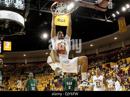 20 novembre 2010 - Tempe, Arizona, États-Unis d'Amérique - ASU Sophmore Lockett Trent (24) est intact alors qu'il fait une énorme slam dunk au 4ème trimestre. (Crédit Image : © Bruce Yeung/ZUMAPRESS.com) Southcreek/mondial Banque D'Images