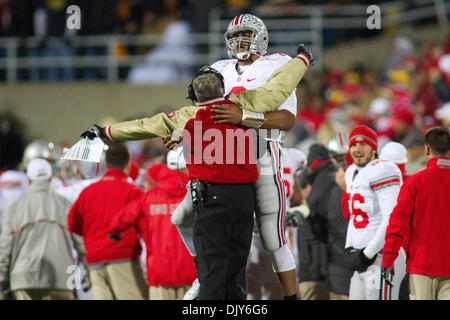 20 novembre 2010 - Iowa City, Iowa, United States of America - Ohio State Buckeyes quarterback Terrelle Pryor (2) et entraîneur-chef Jim Tressel célébrer Pryor est tard 4e trimestre toucher des roues pour conduire les Buckeyes sur l'Iowa Hawkeyes 20-17 dans un match de football NCAA le Nov, 20, 2010 à Stade Kinnick en Iowa, City, IA (crédit Image : © Louis Brems/ZUMAPRESS.com) Southcreek/mondial Banque D'Images