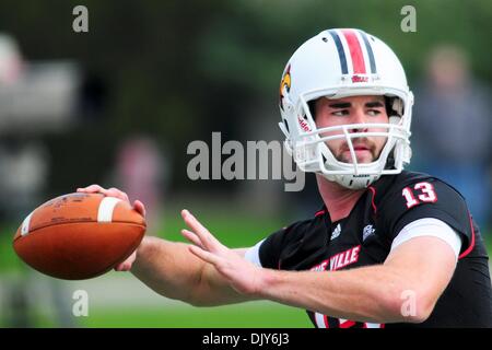 20 novembre 2010 - Louisville, Kentucky, États-Unis d'Amérique - Louisville Cardinals quarterback Justin Burke (13) avant le jeu. West Virginia Mountaineers défait Louisville Cardinals 17 -10 à PaPa Johns Cardinal Stadium Louisville, Kentucky. (Crédit Image : © Scott Davis/ZUMAPRESS.com) Southcreek/mondial Banque D'Images
