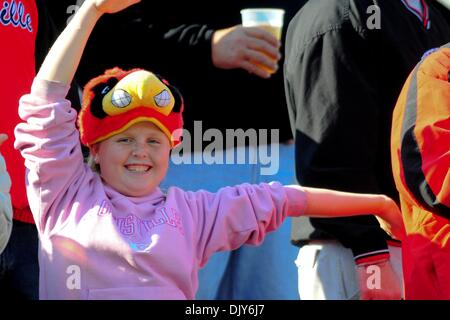 20 novembre 2010 - Louisville, Kentucky, États-Unis d'Amérique - Peu de Louisville Cardinals ventilateur. West Virginia Mountaineers mène Louisville Cardinals 14 -10 à la mi PaPa Johns Cardinal Stadium Louisville, Kentucky. (Crédit Image : © Scott Davis/ZUMAPRESS.com) Southcreek/mondial Banque D'Images