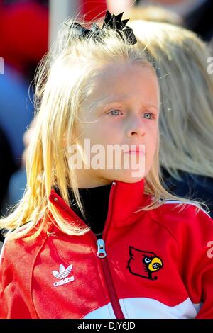 20 novembre 2010 - Louisville, Kentucky, États-Unis d'Amérique - Louisville Cardinals ventilateur pendant le jeu. West Virginia Mountaineers mène Louisville Cardinals 14 -10 à la mi PaPa Johns Cardinal Stadium Louisville, Kentucky. (Crédit Image : © Scott Davis/ZUMAPRESS.com) Southcreek/mondial Banque D'Images