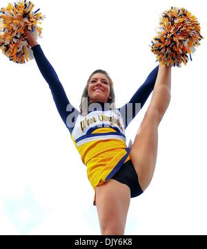 20 novembre 2010 - Louisville, Kentucky, United States of America - West Virginia Mountaineers cheerleader. West Virginia Mountaineers défait Louisville Cardinals 17 -10 à PaPa Johns Cardinal Stadium Louisville, Kentucky. (Crédit Image : © Scott Davis/ZUMAPRESS.com) Southcreek/mondial Banque D'Images