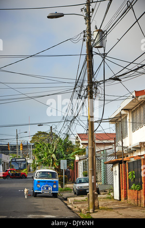 Vieux VW campervan avec chien dans rue latérale, dans la vieille ville de San Jose, Costa Rica Banque D'Images