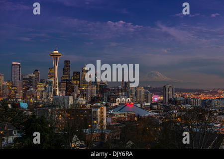 City skyline at Dusk avec Space Needle et le Mont Rainier derrière, Seattle, Washington, USA Banque D'Images