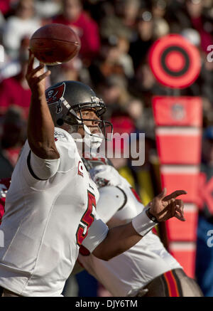 Le 21 novembre 2010 - San Francisco, CA, USA - San Francisco 49ers vs .Tampa Bay Buccaneers au Candlestick Park Dimanche, 21 novembre 2010. Tampa Bay Buccaneers quarterback Josh Freeman (5) passe au-dessous un champ.. Buccaneers beat 49ers 21 à 0. (Crédit Image : © Al/ZUMAPRESS.com) Golub Banque D'Images