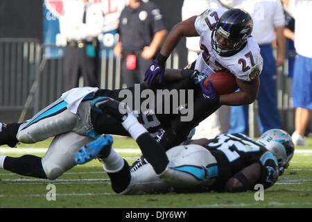 21 novembre, 2010 ; Baltimore Ravens Ray Rice running back (27) est déclenché par le secondeur Jon Beason Carolina Panthers (52) et Caroline Panthère attaquer défensif Nick Hayden (98) au stade Bank of America à Charlotte, NC. Score final est de Baltimore 37- Carolina 13. . Jim Dedmon/CSM(Image Crédit : © Jim Dedmon/Cal/ZUMAPRESS.com) Media Sport Banque D'Images