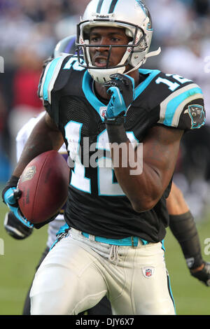Le 21 novembre 2010 ; les Panthers l'une longue de la journée est capturé par le receveur des Panthers de la Caroline David Gettis (12) pour un score à la Bank of America Stadium à Charlotte, NC. Score final est de Baltimore 37- Carolina 13. . Jim Dedmon/CSM(Image Crédit : © Jim Dedmon/Cal/ZUMAPRESS.com) Media Sport Banque D'Images