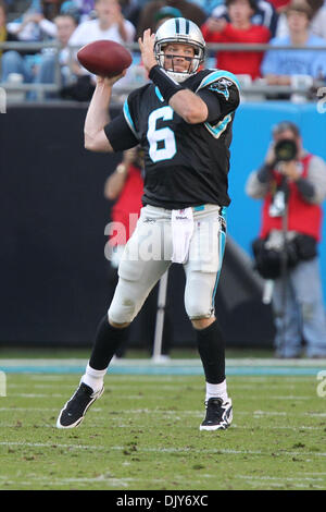21 novembre, 2010 ; Caroline Panthère quarterback Brian St Pierre (6) bondit comme il jette la passe de touché à long wide receiver Carolina Panthers David Gettis (12) au stade Bank of America à Charlotte, NC. Score final est de Baltimore 37- Carolina 13. . Jim Dedmon/CSM(Image Crédit : © Jim Dedmon/Cal/ZUMAPRESS.com) Media Sport Banque D'Images