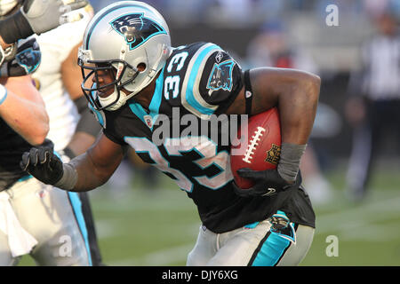 21 novembre, 2010 ; running back Carolina Panthers Mike Goodson (33) sur la course à la Bank of America Stadium à Charlotte, NC. Score final est de Baltimore 37- Carolina 13. . Jim Dedmon/CSM(Image Crédit : © Jim Dedmon/Cal/ZUMAPRESS.com) Media Sport Banque D'Images