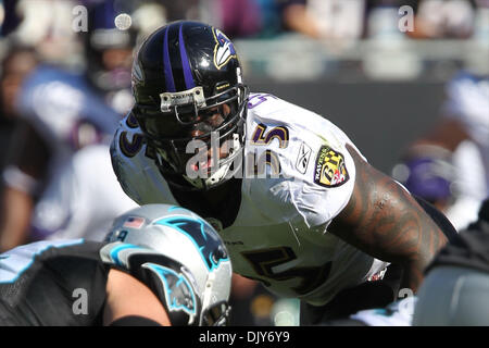 21 novembre, 2010 ; Baltimore Ravens secondeur Terrell Suggs (55) au stade Bank of America à Charlotte, NC. Score à la moitié est du Corbeau 17 - Caroline 3. Jim Dedmon/CSM(Image Crédit : © Jim Dedmon/Cal/ZUMAPRESS.com) Media Sport Banque D'Images