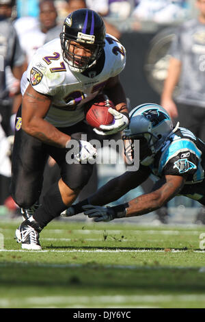 21 novembre, 2010 ; Baltimore Ravens Ray Rice running back (27) esquive évoluait Carolina Panthers Richard Marshall (31) au stade Bank of America à Charlotte, NC. Score à la moitié est du Corbeau 17 - Caroline 3. Jim Dedmon/CSM(Image Crédit : © Jim Dedmon/Cal/ZUMAPRESS.com) Media Sport Banque D'Images