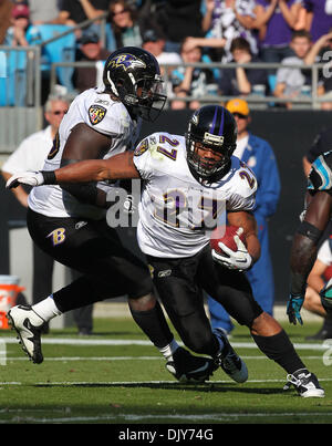 Le 21 novembre 2010 - Charlotte, Caroline du Nord, États-Unis d'Amérique - Baltimore Ravens Ray Rice running back (27) réduit pour une première dans le jeu entre les corbeaux et les Carolina Panthers. Les Ravens ont conduit les Panthers 17-3 à la moitié dans le jeu Dimanche, 21 novembre 2010 à Stade Bank of America. (Crédit Image : © Margaret Bowles/ZUMAPRESS.com) Southcreek/mondial Banque D'Images
