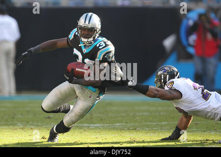 Le 21 novembre 2010 - Charlotte, Caroline du Nord, États-Unis - running back Carolina Panthers MIKE GOODSON (33) est saisi par Baltimore Ravens - HAIKOU sécurité Landry (26) au stade Bank of America. Les Ravens défait les Panthers 37-13. (Crédit Image : © Margaret Bowles/ZUMAPRESS.com) Southcreek/mondial Banque D'Images