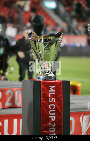 Le 21 novembre 2010 - Toronto, Ontario, Canada - La MLS Cup se trouve en attente d'être levée par le Colorado Rapids. Le Colorado Rapids bat FC Dallas 2-1 en prolongation pour remporter la MLS Cup. Le jeu a été joué au BMO Field à Toronto, Ontario. (Crédit Image : © Steve Southcreek Dormer/global/ZUMAPRESS.com) Banque D'Images