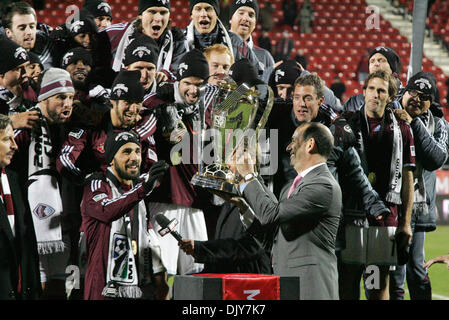 Le 21 novembre 2010 - Toronto, Ontario, Canada - 2010 Le champion de MLS Colorado Rapids, le capitaine (25) Pablo Mastroeni (L)atteint pour la MLS Cup du commissaire Dan Garber (R). Le Colorado Rapids bat FC Dallas 2-1 en prolongation pour remporter la MLS Cup FC pour la première fois. Le jeu a été joué au BMO Field à Toronto, Ontario. (Crédit Image : © Steve Southcreek Dormer/global/ZUMAPRESS.c Banque D'Images