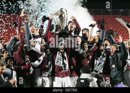 Le 21 novembre 2010 - Toronto, Ontario, Canada - La MLS 2010 champions, le Colorado Rapids célébrer avec la MLS Cup. Le Colorado Rapids bat FC Dallas 2-1 en prolongation pour remporter la MLS Cup FC pour la première fois. Le jeu a été joué au BMO Field à Toronto, Ontario. (Crédit Image : © Steve Southcreek Dormer/global/ZUMAPRESS.com) Banque D'Images