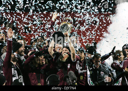 Le 21 novembre 2010 - Toronto, Ontario, Canada - La MLS 2010 champions, le Colorado Rapids célébrer avec la MLS Cup. Le Colorado Rapids bat FC Dallas 2-1 en prolongation pour remporter la MLS Cup FC pour la première fois. Le jeu a été joué au BMO Field à Toronto, Ontario. (Crédit Image : © Steve Southcreek Dormer/global/ZUMAPRESS.com) Banque D'Images