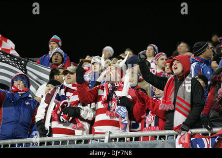 Le 21 novembre 2010 - Toronto, Ontario, Canada - FC Dallas fans montrent leur plaisir vers les rapides de substitution. Le jeu a été joué au BMO Field à Toronto, Ontario. Le Colorado Rapids a battu FC Dallas 2-1 en prolongation pour remporter la MLS Cup. (Crédit Image : © Steve Southcreek Dormer/global/ZUMAPRESS.com) Banque D'Images