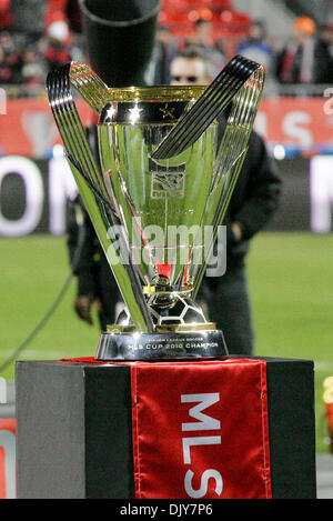 Le 21 novembre 2010 - Toronto, Ontario, Canada - La MLS Cup se trouve en attente d'être levée par le Colorado Rapids. Le Colorado Rapids bat FC Dallas 2-1 en prolongation pour remporter la MLS Cup. Le jeu a été joué au BMO Field à Toronto, Ontario. (Crédit Image : © Steve Southcreek Dormer/global/ZUMAPRESS.com) Banque D'Images