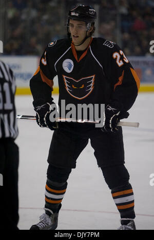 Le 21 novembre 2010 - Norfolk, Virginia, United States of America - Ben Holmstron (23) de l'Adirondack Phantoms skate contre les Admirals de Norfolk au Norfolk Scope, Norfolk, Virginie. Défait 3-1 Norfolk Adirondack. (Crédit Image : © Charles Barner/global/ZUMAPRESS.com) Southcreek Banque D'Images