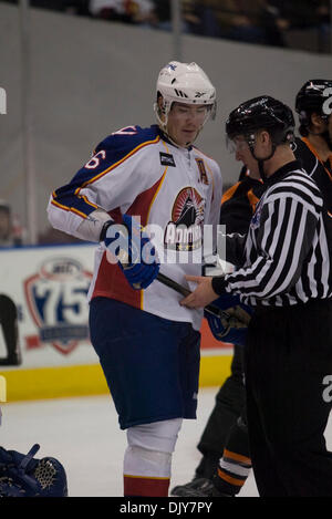 Le 21 novembre 2010 - Norfolk, Virginia, United States of America - Ty Wishart (6) patins contre des fantômes à l'Adirondack, Norfolk Norfolk Scope en Virginie. Défait 3-1 Norfolk Adirondack. (Crédit Image : © Charles Barner/global/ZUMAPRESS.com) Southcreek Banque D'Images