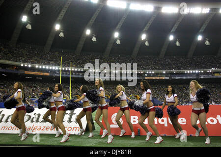 Le 21 novembre 2010 - Montréal, Québec, Canada - Alouettes de Montréal' meneuse de divertir le public lors de la finale de l'est de la LCF match entre les Argonauts de Toronto et les Alouettes de Montréal au Stade Olympique. Montréal a gagné 48-17 (crédit Image : © Philippe Champoux/ZUMAPRESS.com) Southcreek/mondial Banque D'Images