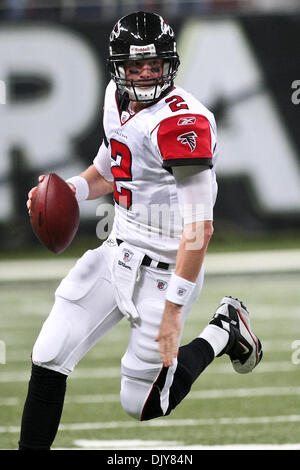 Le 21 novembre, 2010 - Saint Louis, Missouri, United States of America - Atlanta Falcons Quarterback Matt Ryan (2) pendant un match entre les Saint Louis Rams et les Falcons d'Atlanta à l'Edward Jones Dome à Saint Louis, Missouri. Les Falcons conduire les Rams 16 -10 à la mi-temps. (Crédit Image : © Scott Kane/ZUMAPRESS.com) Southcreek/mondial Banque D'Images