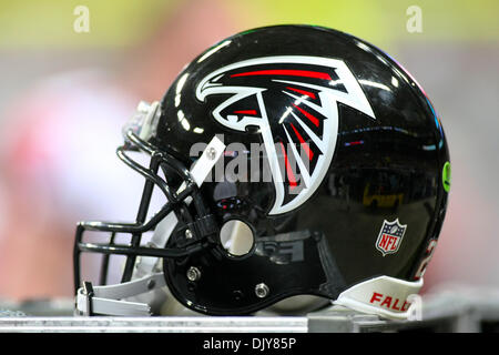 Le 21 novembre, 2010 - Saint Louis, Missouri, United States of America - Atlanta Falcons un casque attend d'être porté par un joueur lors d'un match entre le Saint Louis Rams et les Falcons d'Atlanta à l'Edward Jones Dome à Saint Louis, Missouri. Les Falcons défait les béliers 34 - 17. (Crédit Image : © Scott Kane/ZUMAPRESS.com) Southcreek/mondial Banque D'Images