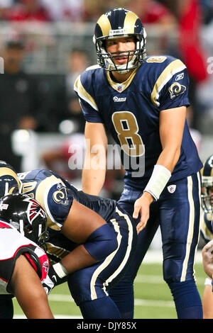 Le 21 novembre, 2010 - Saint Louis, Missouri, United States of America - Saint Louis Rams quart-arrière Sam Bradford (8) lors d'un match entre le Saint Louis Rams et les Falcons d'Atlanta à l'Edward Jones Dome à Saint Louis, Missouri. Les Falcons défait les béliers 34 - 17. (Crédit Image : © Scott Kane/ZUMAPRESS.com) Southcreek/mondial Banque D'Images