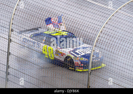 Le 21 novembre 2010 - Miami, Floride, États-Unis d'Amérique - Sprint Cup Series # 48 pilote Jimmie Johnson célèbre avec quelques beignets après avoir remporté le championnat de la série NASCAR Sprint Cup à Homestead-Miami Speedway à Miami,. La course a été remportée par le pilote de la série Sprint Cup # 99 Carl Edwards, tandis que la Sprint Cup Champion pour la 5ème fois l'enregistrement est le pilote de la série Sprint Cup Jimmie Banque D'Images