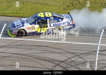 Le 21 novembre 2010 - Miami, Floride, États-Unis d'Amérique - Coupe Sprint Jimmie Johnson pilote # 48 célèbre son championnat en faisant tourner quelques beignes après le championnat NASCAR Sprint Cup Series Ford 400 à Homestead-Miami Speedway à Miami,. La course a été remportée par le pilote de la série Sprint Cup # 99 Carl Edwards, tandis que la Sprint Cup Champion pour la 5ème fois l'enregistrement est Sprint. Banque D'Images