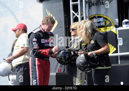 Le 21 novembre 2010 - Miami, Floride, États-Unis d'Amérique - au cours de la NASCAR Sprint Cup Series Championships Ford 400 à Homestead-Miami Speedway à Miami,. La course a été remportée par le pilote de la série Sprint Cup # 99 Carl Edwards, tandis que la Sprint Cup Champion pour la 5ème fois l'enregistrement est le pilote de la série Sprint Cup Jimmie Johnson # 48. (Crédit Image : © Brad Barr/global/ZUMAPRESS Southcreek.co Banque D'Images