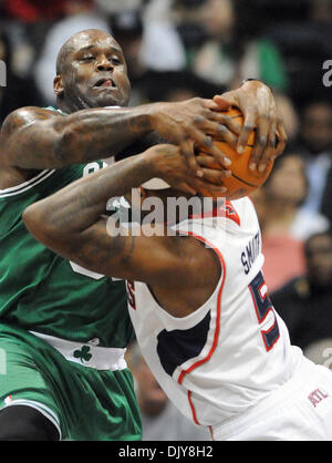 22 nov., 2010 - Atlanta, Géorgie, États-Unis - Boston Celtics center Shaquille O'NEAL (# 36) fautes avant Atlanta Hawks Josh Smith (# 5) tout en essayant de bloquer son tir au premier semestre à la Philips Arena. (Crédit Image : © Erik Lesser/ZUMAPRESS.com) Banque D'Images