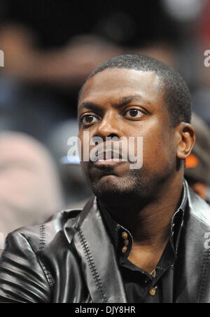 22 nov., 2010 - Atlanta, Géorgie, États-Unis - l'acteur et humoriste Chris Tucker observe les Atlanta Hawks jouer aux Celtics de Boston dans le premier semestre à la Philips Arena. Les Celtics a battu les Hawks 99-76. (Crédit Image : © Erik Lesser/ZUMAPRESS.com) Banque D'Images