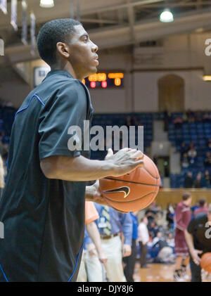 22 novembre 2010 - Durham, Caroline du Nord, États-Unis d'Amérique - Kyrie Irving l'échauffement avant match avec Colgate. 110-58 Colgate bat Duke à Cameron Indoor Stadium Durham NC (Image Crédit : © Mark Abbott Global/ZUMAPRESS.com)/Southcreek Banque D'Images