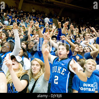 22 novembre 2010 - Durham, Caroline du Nord, États-Unis d'Amérique - Cameron fous acclamant Duc. 110-58 Colgate bat Duke à Cameron Indoor Stadium Durham NC (Image Crédit : © Mark Abbott Global/ZUMAPRESS.com)/Southcreek Banque D'Images