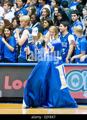 22 novembre 2010 - Durham, Caroline du Nord, États-Unis d'Amérique - Duke Blue Devil réagit à un appel. 110-58 Colgate bat Duke à Cameron Indoor Stadium Durham NC (Image Crédit : © Mark Abbott Global/ZUMAPRESS.com)/Southcreek Banque D'Images