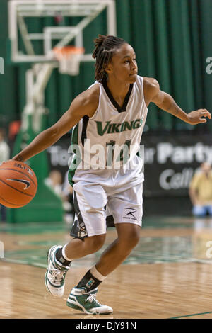 Le 23 novembre 2010 - Cleveland, Ohio, United States of America - Cleveland State Vikings guard Shawnita Garland (14) disques durs au panier pendant le match contre les Rockets de Tolède. Cleveland State défait Toledo 58-50 à l'Wolstein Center de Cleveland (Ohio). (Crédit Image : © Frank Jansky/global/ZUMAPRESS.com) Southcreek Banque D'Images