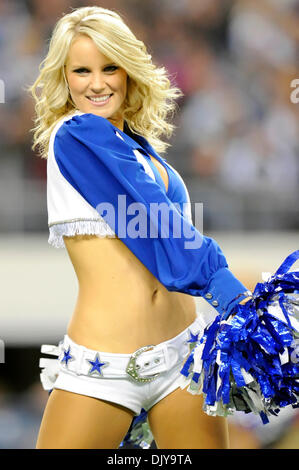 25 nov., 2010 - Arlington, Texas, United States of America - Dallas Cowboys cheerleaders pendant le jeu comme la Nouvelle Orleans Saints revenir à vaincre les Dallas Cowboys 30-27 au Cowboys Stadium à Arlington, au Texas. (Crédit Image : © Steven Leija/global/ZUMAPRESS.com) Southcreek Banque D'Images