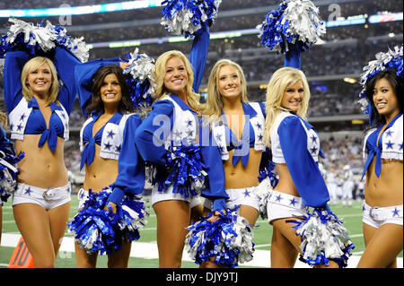 25 nov., 2010 - Arlington, Texas, United States of America - Dallas Cowboys cheerleaders pendant le jeu comme la Nouvelle Orleans Saints revenir à vaincre les Dallas Cowboys 30-27 au Cowboys Stadium à Arlington, au Texas. (Crédit Image : © Steven Leija/global/ZUMAPRESS.com) Southcreek Banque D'Images