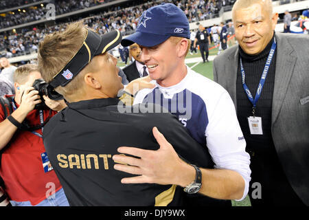 25 nov., 2010 - Arlington, Texas, United States of America - Dallas Cowboys entraîneur-chef intérimaire Jason Garrett et New Orleans Saints l'entraîneur-chef Sean Payton au cours de l'après match part agiter de la Nouvelle Orleans Saints revenir à vaincre les Dallas Cowboys 30-27 au Cowboys Stadium à Arlington, au Texas. (Crédit Image : © Steven Leija/global/ZUMAPRESS.com) Southcreek Banque D'Images